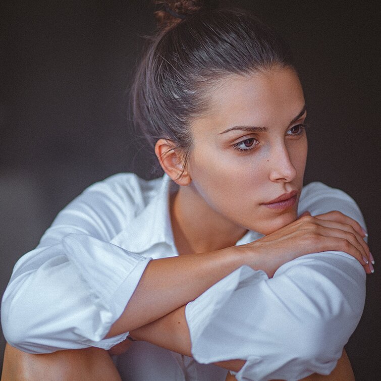 Philadelphia Sculptra model wearing a white shirt